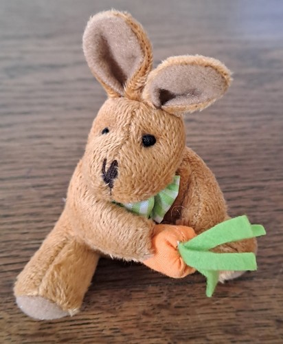 Kleiner osterhase mit - kleiner, möhre